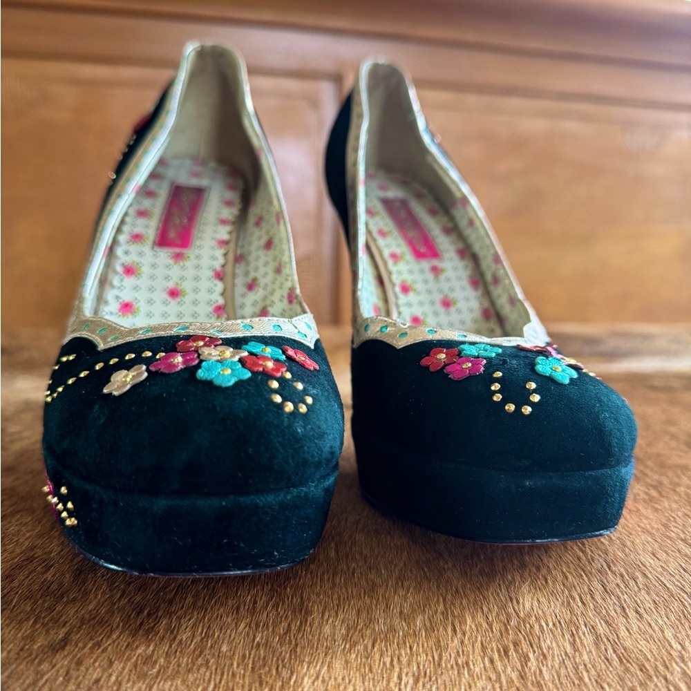 Betsy Johnson Stiletto’s, Black Suede, Floral & Gold Studs, Pink Bottoms Sz 8.5 - Picture 3 of 7